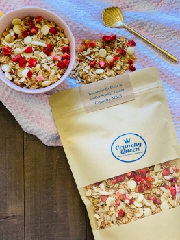 Versandkostenfreies Sparpaket: Crunchy Queen Knuspermüsli Probierpaket mit allen 8 leckeren Müslisorten (je 80 g)